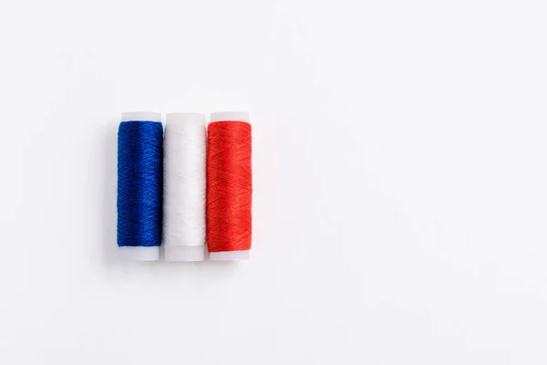 Три Катушки Ниток Шитья Укладываются Виде Флага Франции Белом Фоне — стоковое фото