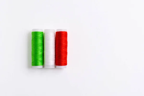 Três Carretéis Linha Costura Empilham Forma Bandeira Itália Contexto Branco — Fotografia de Stock
