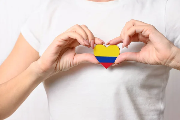 Imádom Kolumbiát Lány Szíve Kolumbia Zászlója Alatt Van Mellkasán Kolumbiai — Stock Fotó