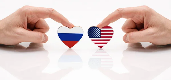 Koncepcja Przyjaźni Stosunków Dyplomatycznych Między Rosją Usa Dwie Męskie Ręce — Zdjęcie stockowe
