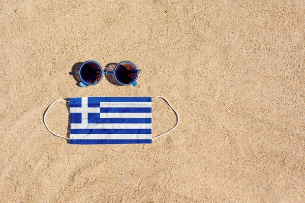 Eine Medizinische Maske Der Farbe Der Griechischen Flagge Liegt Sandstrand — Stockfoto
