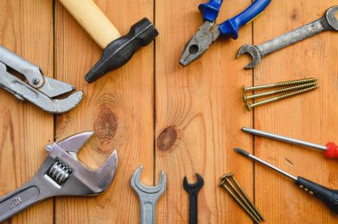 İnşaat malzemeleri tahtaların üzerinde. Çerçevenin ortasında reklam için boş bir alan var..