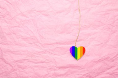 Buruşuk pembe bir arka planda, Lgbt 'nin kalbi. Lgbt ilişki kavramı. Sol tarafta boş bir alan var.