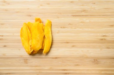 Tahtada kurutulmuş mango dilimleri. Sağ tarafta boş alan