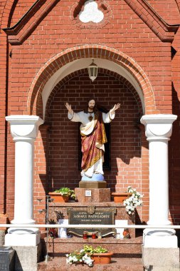 Minsk, Belarus - Ağustos 2016: Minsk şehrinin merkezindeki Katolik Kilisesi yakınlarında İsa 'nın heykeli.