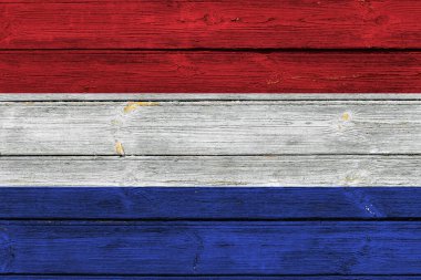 Kırık boyalı eski bir ahşap yüzeyde Hollanda bayrağı.