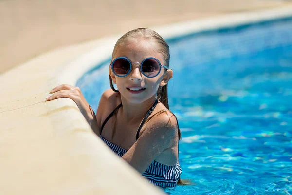 Retrato Uma Rapariga Piscina Menina Óculos Sol Banha Piscina Exterior — Fotografia de Stock