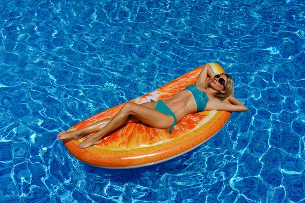 Beautiful Slender Girl Sunbathes Inflatable Mattress Pool Relaxing Vacation Your — Stock Photo, Image