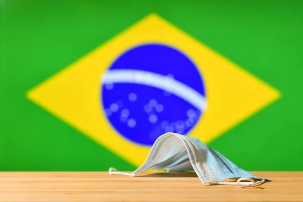 Den Medicinska Masken Ligger Bordet Mot Bakgrund Den Brasilianska Flaggan — Stockfoto