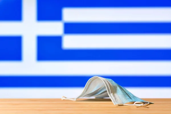 Столі Перед Прапором Греції Лежить Медична Маска Концепція Обов Язкового — стокове фото