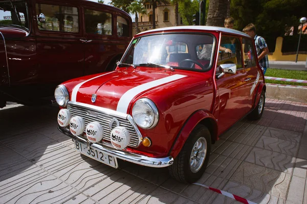 Salou Espanha Julho 2013 Carro Vermelho Retro Mini Cooper Está — Fotografia de Stock