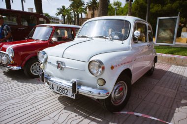 Salou, İspanya - Temmuz 2013: Beyaz retro koltuklu araba Salou 'da sergileniyor.