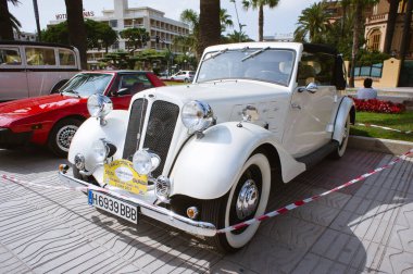 Salou, İspanya - Temmuz 2013: Beyaz lüks retro Hansa arabası Salou 'da sergileniyor. Üstü açık eski.