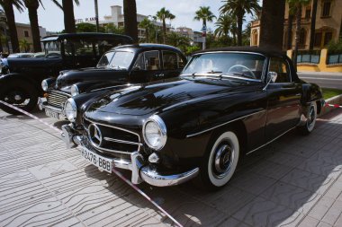 Salou, İspanya - Temmuz 2013: Siyah retro Mercedes-Benz arabası Salou 'da sergileniyor. Üstü açık eski.