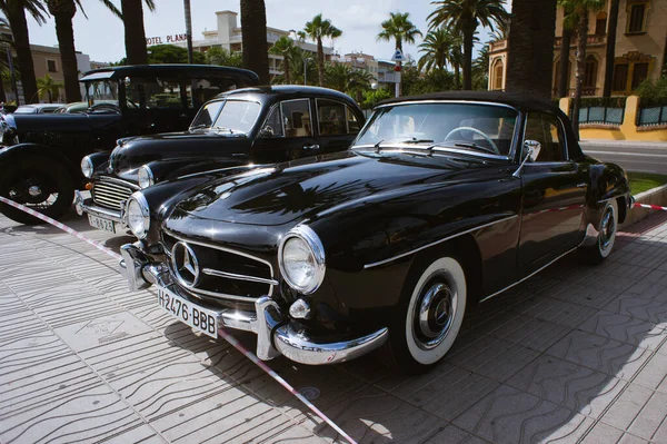 Salou, İspanya - Temmuz 2013: Siyah retro Mercedes-Benz arabası Salou 'da sergileniyor. Üstü açık eski.