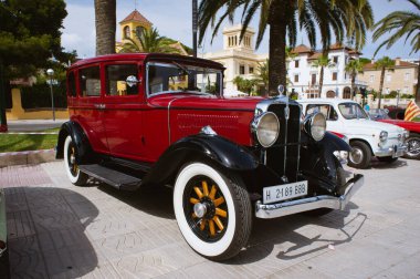 Salou, İspanya - Temmuz 2013: Salou 'da sergilenen güzel kırmızı antika araba. 30 'lardan kalma Retro araba.
