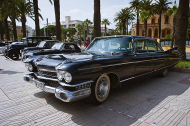 Salou, İspanya - Temmuz 2013: Siyah eski model Cadillac Deville Salou 'da sergileniyor. 50 'lerden kalma eski bir Amerikan arabası..