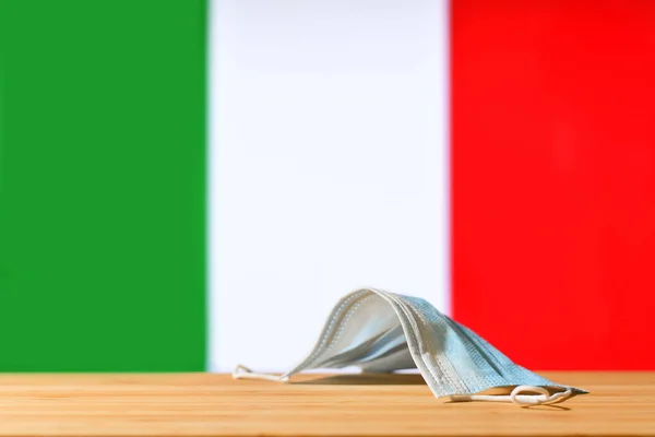 Lékařská Maska Leží Stole Pozadí Vlajky Itálie Koncept Režimu Povinné — Stock fotografie