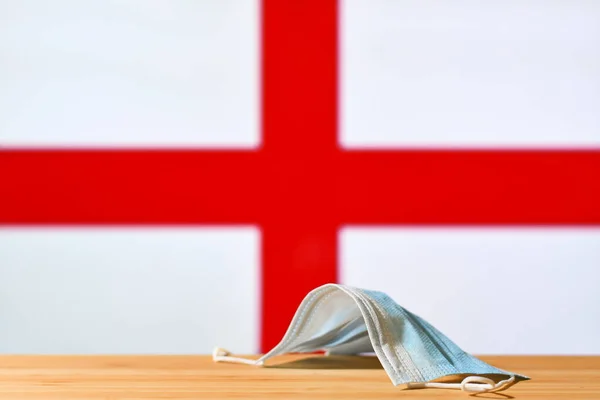 Vor Dem Hintergrund Der Flagge Englands Liegt Eine Medizinische Maske — Stockfoto