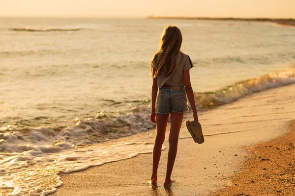 Ein Mädchen Steht Meeresufer Und Blickt Den Sonnenuntergang — Stockfoto