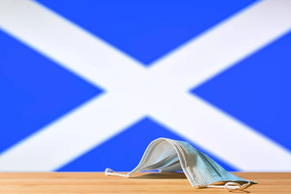 Vor Dem Hintergrund Der Schottischen Flagge Liegt Eine Medizinische Maske — Stockfoto