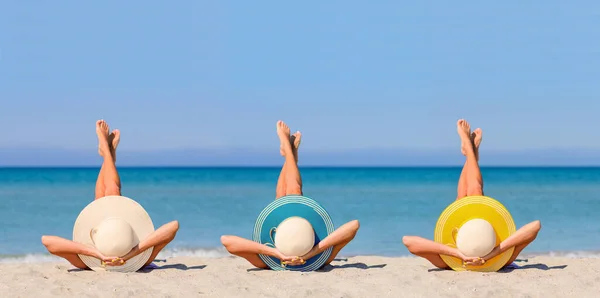 カナリア諸島の旗の色に藁帽子をかぶったビーチで3人の若い女の子 カナリア諸島のリゾートでの完璧な休日の概念 帽子に集中する — ストック写真