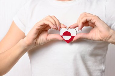 Grönland bayrağı, bir kızın ellerinde kalp şeklinde. Grönland 'ı seviyorum. Vatanseverlik kavramı Grönland