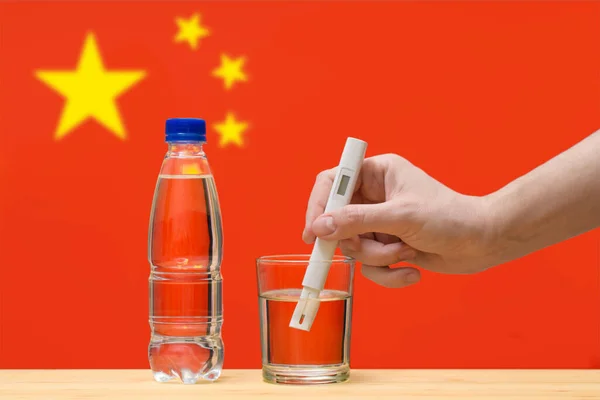 Testi Yapan Bir Bir Bardak Temiz Suda Çin Bayrağının Arka — Stok fotoğraf