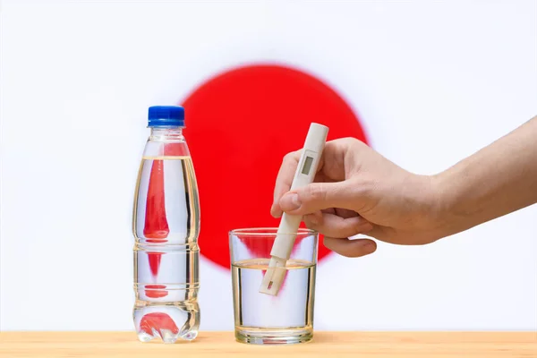 Eine Hand Mit Einem Wassertester Misst Einem Glas Klaren Wassers — Stockfoto