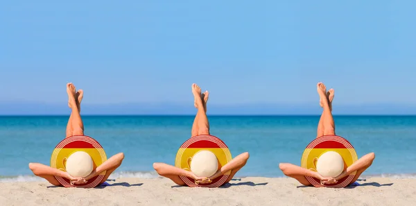 Tre Ragazze Che Prendono Sole Sulla Spiaggia Indossando Cappelli Paglia — Foto Stock