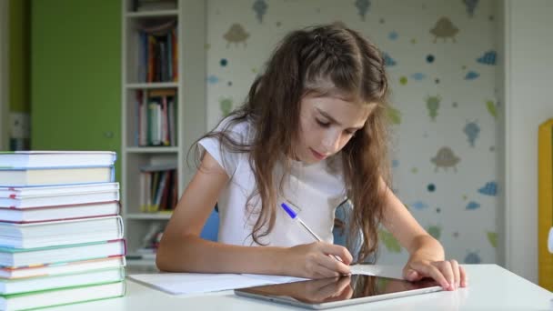 Ragazza Arrabbiarsi Durante Scuola Online Casa Ragazza Lascia Cadere Penna — Video Stock