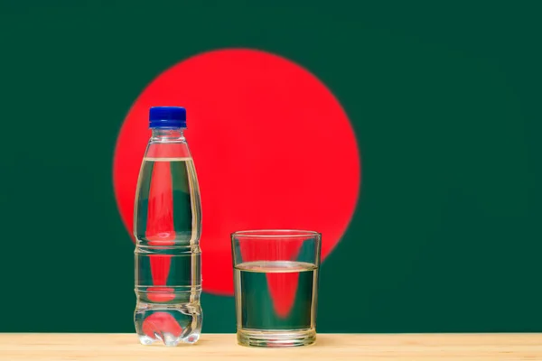 Vor Dem Hintergrund Der Flagge Bangladeschs Stehen Eine Flasche Sauberes — Stockfoto