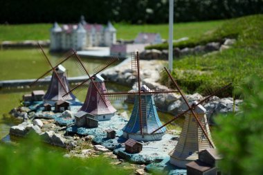 Rimini, İtalya - Temmuz 2017: İtalya 'daki minyatür yel değirmenleri modeli. İkinci değirmene odaklan..