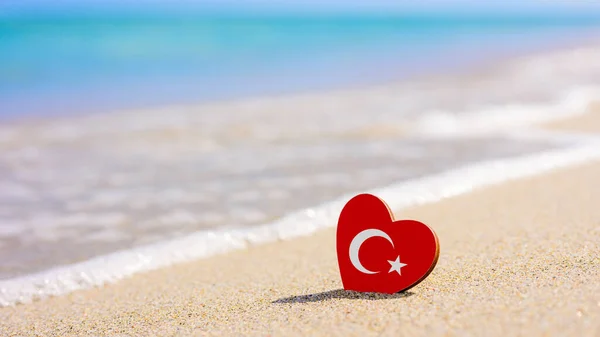 Турецкий Флаг Форме Сердца Песчаном Пляже Концепция Лучшего Отдыха Турции — стоковое фото