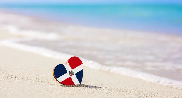 Drapeau République Dominicaine Forme Cœur Sur Une Plage Sable Fin — Photo