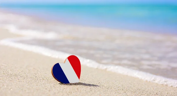 Francouzská Vlajka Tvaru Srdce Písečné Pláži Koncept Nejlepší Dovolené Francouzských — Stock fotografie
