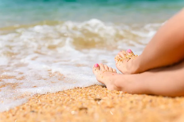 Piękne Nogi Plaży Pobliżu Brzegu Morza — Zdjęcie stockowe