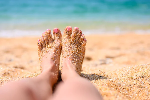 海の背景に大きな砂を付着した若い女の子の美しい足 良い海辺の休暇の概念 — ストック写真