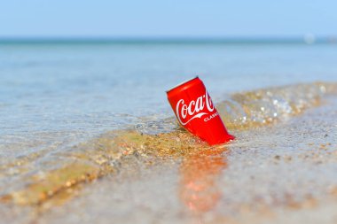 Anapa, Rusya - Temmuz 2021: Bir kutu Coca-Cola bir deniz dalgasında soğumuştur.