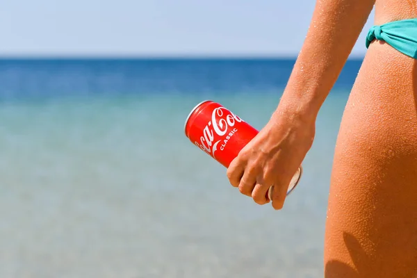 Anapa Russia July 2021 Girl Holds Her Hand Can Cold — Foto de Stock