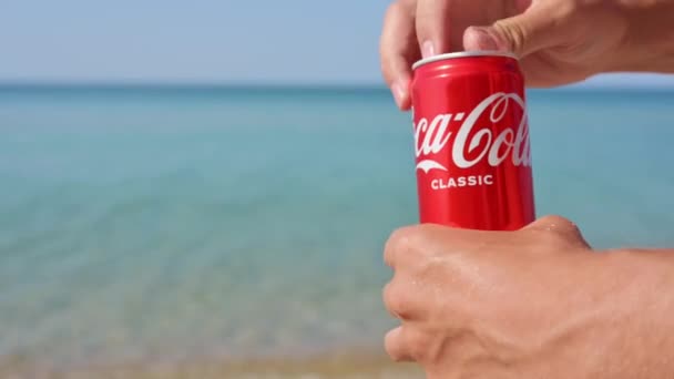 Anapa Rússia Agosto 2021 Close Homem Abre Uma Lata Coca — Vídeo de Stock