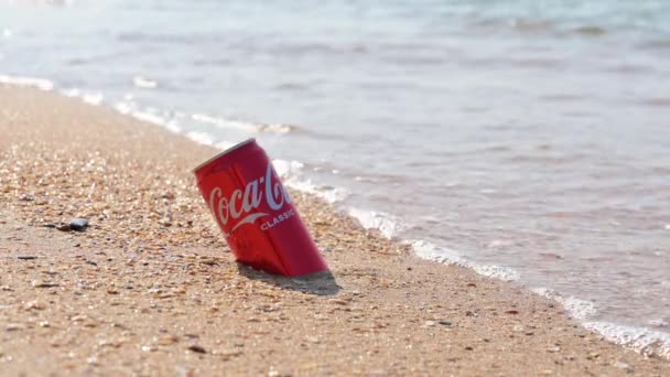 Anapa Russia Agosto 2021 Una Lattina Deliziosa Coca Cola Viene — Video Stock