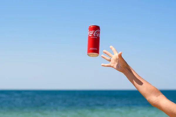 Anapa Russia July 2021 Girl Beach Catches Can Coca Cola — Foto de Stock