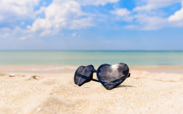 Óculos Sol Forma Coração Encontram Uma Praia Areia Dia Ensolarado — Fotografia de Stock