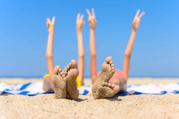 Das Konzept Eines Wunderbaren Badeurlaubs Kinderfüße Mit Anhaftendem Sand Vor — Stockfoto