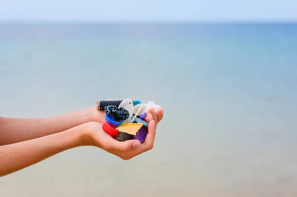 Куча Мусора Собранного Пляже Руках Фоне Моря Концепция Охраны Окружающей — стоковое фото