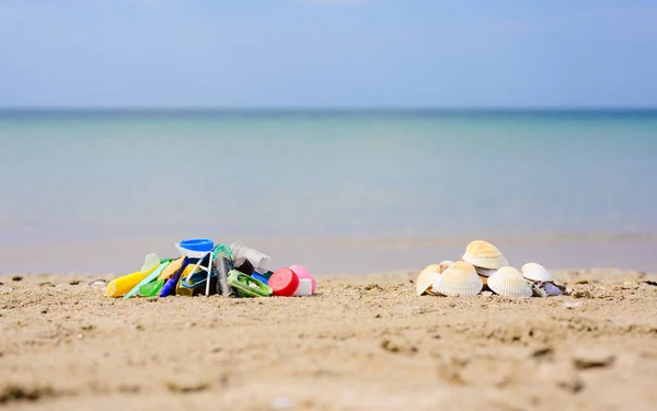 Tas Ordures Côté Tas Belles Coquillages Sur Fond Mer Comparaison — Photo