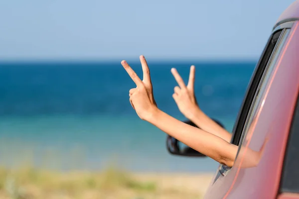 Две Руки Показывают Положительный Жест Окна Автомобиля Фоне Моря Концепция — стоковое фото