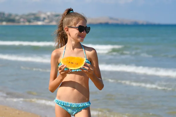 Una Chica Feliz Para Orilla Del Mar Con Una Rebanada — Foto de Stock