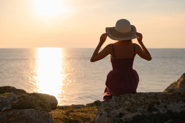 Одинокая Девушка Сидит Огромном Камне Закате Смотрит Море Солнце Селективное — стоковое фото